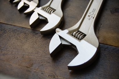 Somun anahtarı veya ahşap arka plan, temel el aletleri üzerinde ayarlanabilir anahtarı.