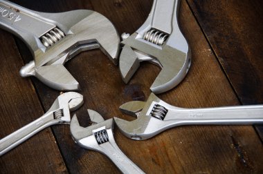 Somun anahtarı veya ahşap arka plan, temel el aletleri üzerinde ayarlanabilir anahtarı.