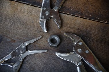 Pense ahşap arka plan üzerinde el aletleri iş dükkanda kadar kilitleme kapatın.