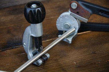 Bender tüp veya bender araçlar ahşap arka plan üzerinde kanal.