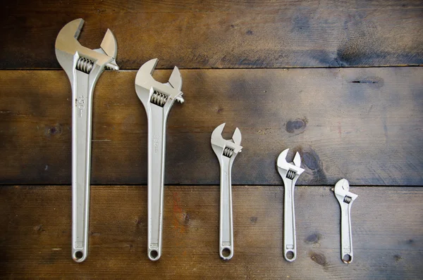 Llave inglesa o ajustable en el suelo trasero de madera, herramientas de mano básicas . — Foto de Stock