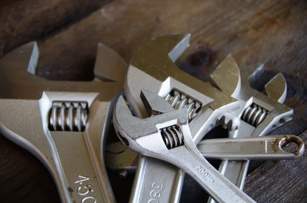 Schraubenschlüssel oder verstellbarer Schraubenschlüssel auf Holzboden, einfache Handwerkzeuge. — Stockfoto