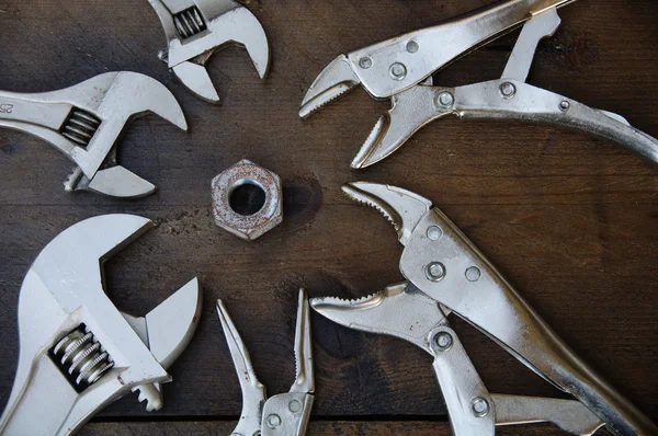 Verstellbarer Schrauben- oder Schlüsselschlüssel und Verriegelungszange auf Holzgrund, bereiten grundlegende Handwerkzeuge für die Arbeit vor. — Stockfoto