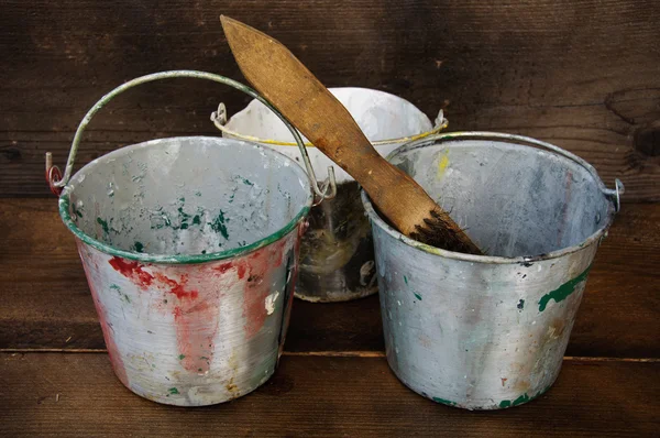 油漆罐或木制背景上的油漆桶. — 图库照片