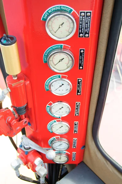 Manometer voor het meten van druk in het systeem-, olie- en gasindustrie proces manometer gebruikt om te controleren druk voorwaarde binnen het systeem — Stockfoto