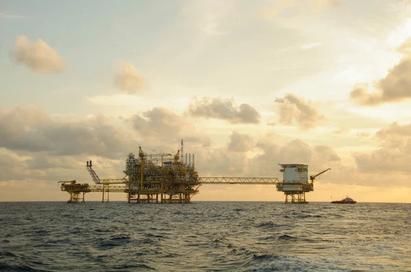 Πλατφόρμα πετρελαίου και φυσικού αερίου στο στον κόλπο ή θάλασσα, υπεράκτιες πετρελαίου και την εγκατάσταση γεώτρησης κατασκευή, ενεργειακών επιχειρήσεων. — Φωτογραφία Αρχείου