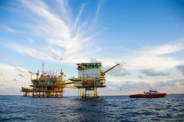 Plataforma de petróleo e gás no golfo ou no mar, construção de petróleo e equipamento offshore, Negócios de energia . — Fotografia de Stock