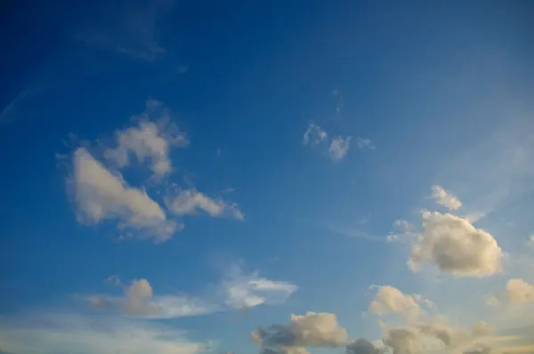 날씨 좋은 날에는 구름과 함께 아름 다운 푸른 하늘. — 스톡 사진