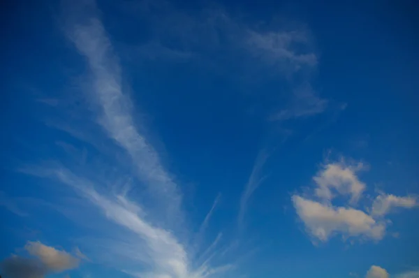 Smuk blå himmel med sky på god vejrdag . - Stock-foto