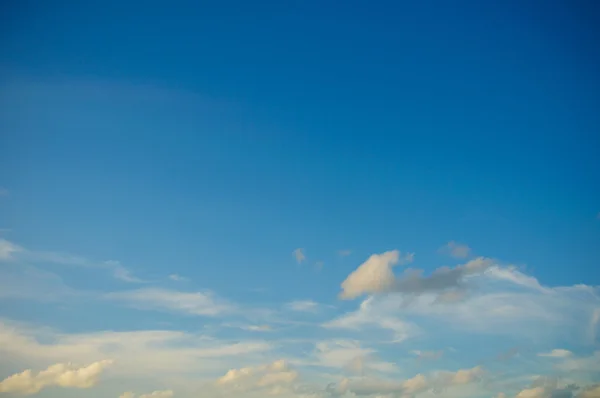 Céu azul bonito com nuvem no bom dia do tempo . — Fotografia de Stock