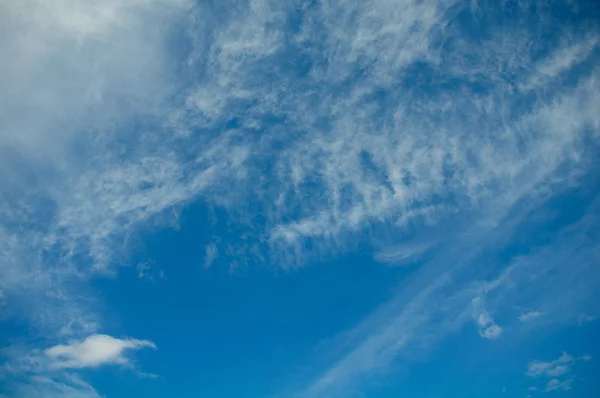 Smuk blå himmel med sky på god vejrdag . - Stock-foto