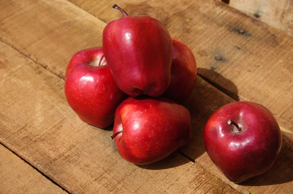 Pommes rouges fraîches sur fond bois, Fond de fruits sains . — Photo