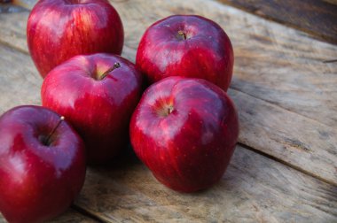 Ahşap arka plan, meyve veya ahşap arka plan üzerinde sağlıklı meyve elma.