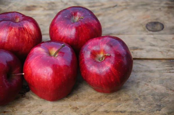 Apple op houten achtergrond, Fruit of gezond fruit op houten achtergrond. — Stockfoto