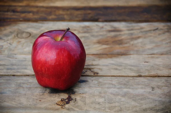 Apple op houten achtergrond, Fruit of gezond fruit op houten achtergrond. — Stockfoto