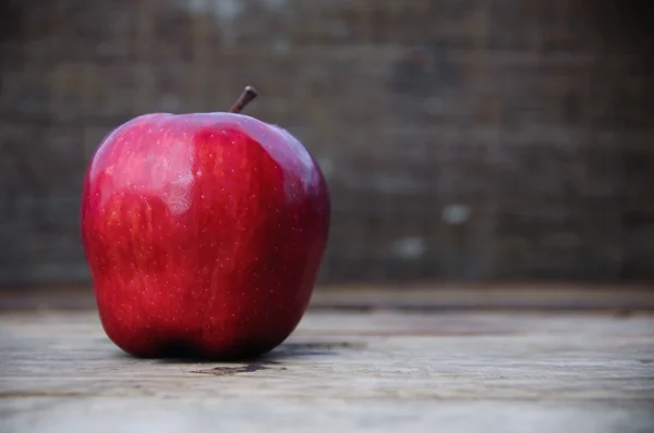 Apple op houten achtergrond, Fruit of gezond fruit op houten achtergrond. — Stockfoto