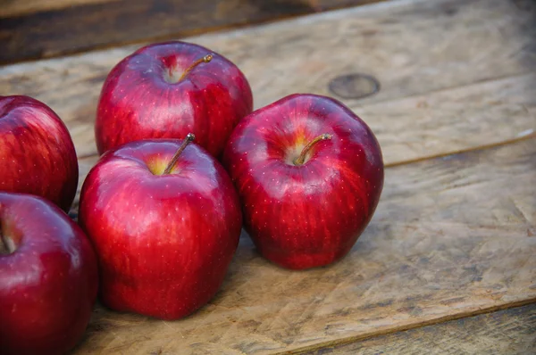 Apple op houten achtergrond, Fruit of gezond fruit op houten achtergrond. — Stockfoto