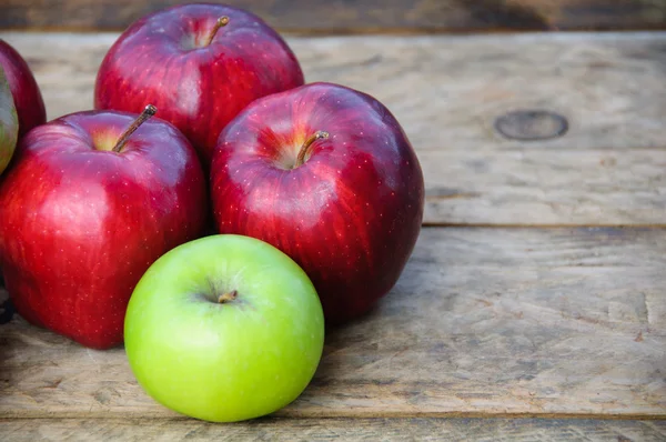 Apple op houten achtergrond, Fruit of gezond fruit op houten achtergrond. — Stockfoto