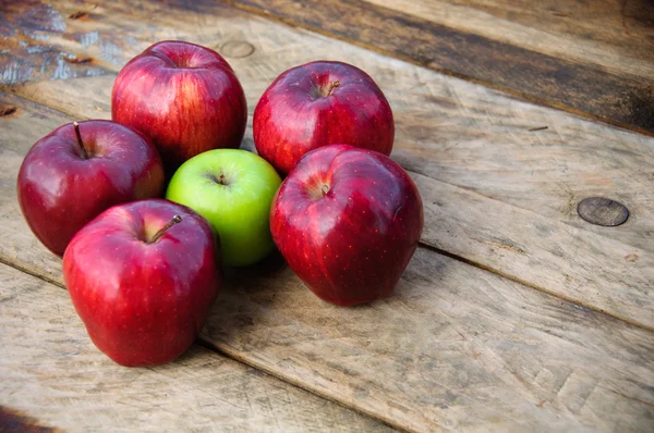 Apple na drewniane tła, owoce lub zdrowe owoce na drewniane tła. — Zdjęcie stockowe