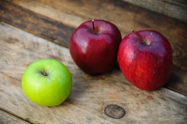 Apple op houten achtergrond, Fruit of gezond fruit op houten achtergrond. — Stockfoto