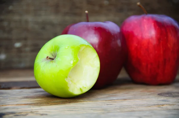 Apple op houten achtergrond, Fruit of gezond fruit op houten achtergrond. — Stockfoto