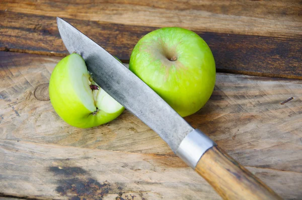 Apple op houten achtergrond, Fruit of gezond fruit op houten achtergrond. — Stockfoto