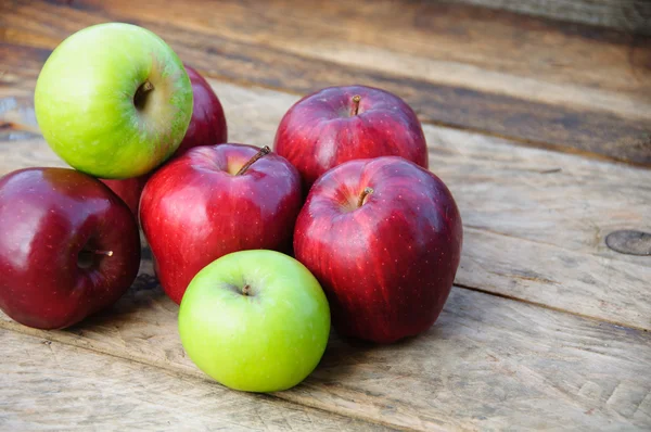 Apple op houten achtergrond, Fruit of gezond fruit op houten achtergrond. — Stockfoto