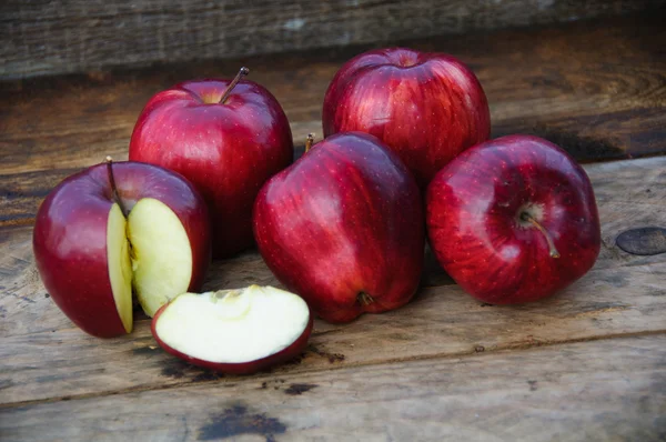 Apple na drewniane tła, owoce lub zdrowe owoce na drewniane tła. — Zdjęcie stockowe