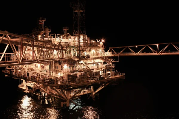 Oil and gas platform in the gulf or the sea, The world energy, Offshore oil and rig construction. — Stock Photo, Image