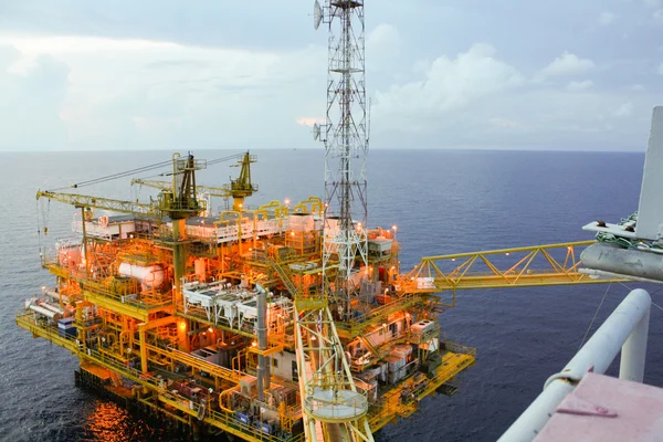 Oil and gas platform in the gulf or the sea, The world energy, Offshore oil and rig construction. — Stock Photo, Image