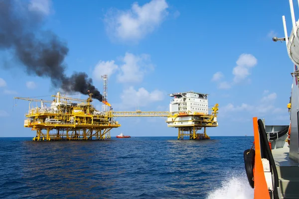 Plataforma de petróleo y gas en el golfo o el mar, La energía mundial, Petróleo mar adentro y construcción de plataformas . — Foto de Stock