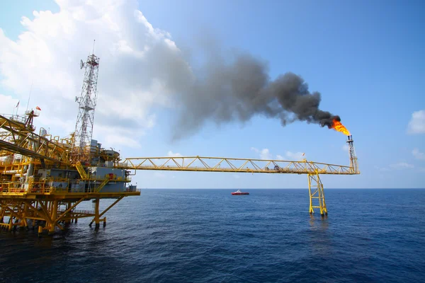 Plataforma de petróleo y gas en el golfo o el mar, La energía mundial, Petróleo mar adentro y construcción de plataformas . —  Fotos de Stock