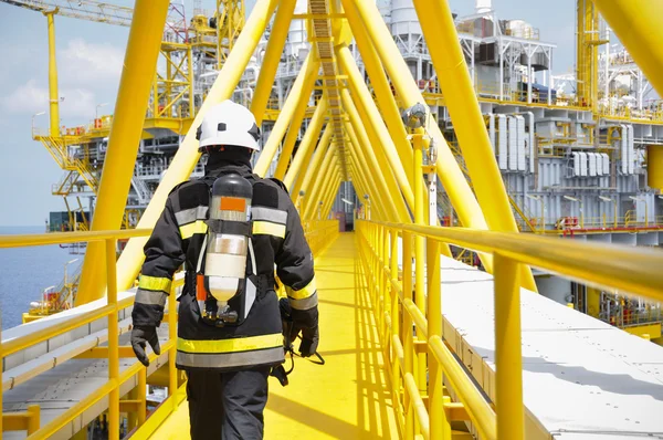 Φωτιά μαχητής στη βιομηχανία πετρελαίου και αερίου, επιτυχημένη πυροσβέστης στην εργασία Εικόνα Αρχείου