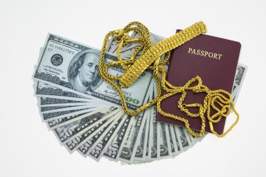 Banknot ve pasaport üzerinde beyaz arka plan, harçlık ve seyahat için hazırlamak.