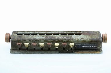 Laboratuvar sayaç beyaz arka plan üzerinde laboratuvar özel araçlar izole.