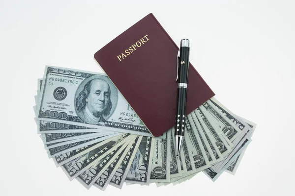 Bankbiljetten en paspoort op witte achtergrond, zakgeld en bereid uw reis voor. — Stockfoto