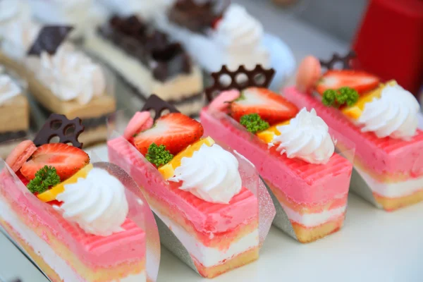 Close-up sweet cake set on wooden table. — Stock Photo, Image