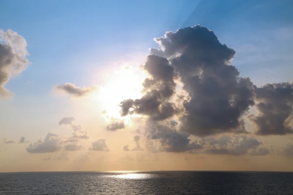 海の夕日や日の出の時間。海の上の美しい時間. — ストック写真