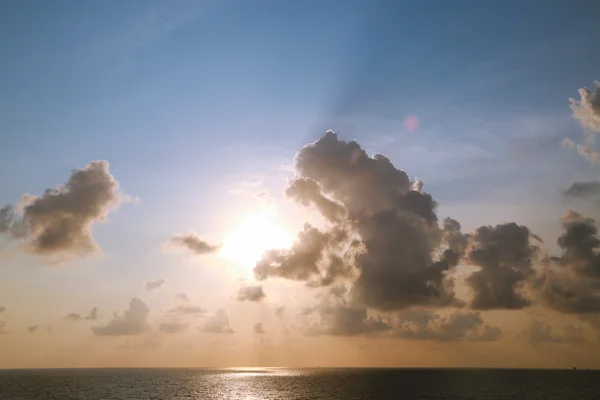 海の夕日や日の出の時間。海の上の美しい時間. — ストック写真