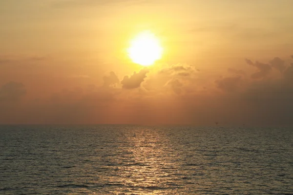 Hora del atardecer o del amanecer en el mar. Hermoso tiempo en el mar . — Foto de Stock