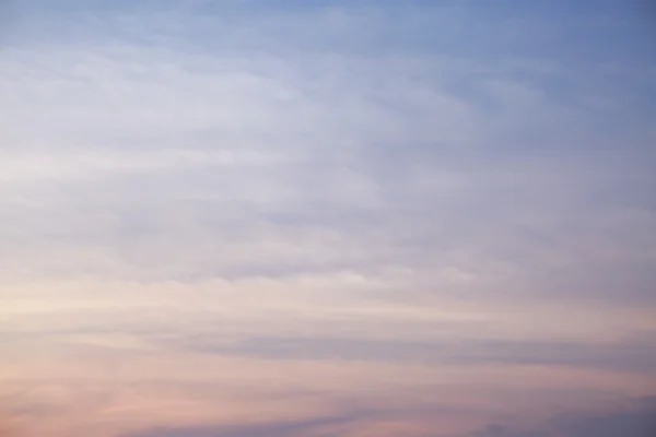 Feche o céu azul com a nuvem, bom dia de tempo . — Fotografia de Stock