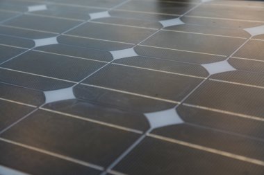 Güneş pili ekipman enerji üretimi için stand yüklü. Dünyanın yeşil enerji.