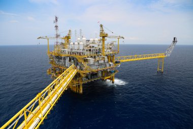Deniz aşırı petrol ve doğalgaz üretimi ve keşif işi. Üretim petrol ve gaz fabrikası ve denizdeki ana inşaat platformu. Enerji sektörü.