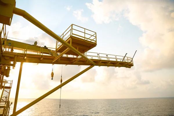 Negocios de producción y exploración de petróleo y gas en alta mar. Producción planta de petróleo y gas y principal plataforma de construcción en el mar. Empresas energéticas. —  Fotos de Stock