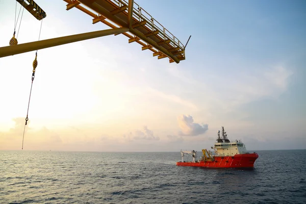 Boot bewerking verzending vracht of mand aan offshore leveren. Ondersteuning overdracht van elke lading aan offshore olie- en gasindustrie, levering vracht of overdracht passagier voor werk. — Stockfoto