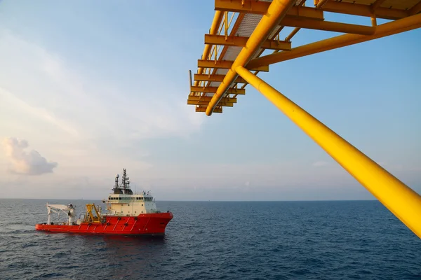 Suministre la operación del barco enviando cualquier carga o cesta a alta mar. Apoyar la transferencia de cualquier carga a la industria petrolera y de gas en alta mar, suministro de carga o transferencia de pasajeros para el trabajo . — Foto de Stock