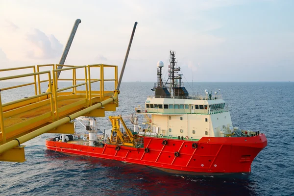 Boot bewerking verzending vracht of mand aan offshore leveren. Ondersteuning overdracht van elke lading aan offshore olie- en gasindustrie, levering vracht of overdracht passagier voor werk. — Stockfoto