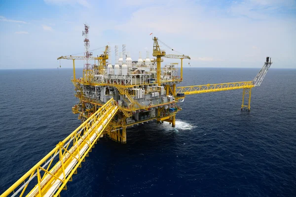 Negocios de producción y exploración de petróleo y gas en alta mar. Producción planta de petróleo y gas y principal plataforma de construcción en el mar. Empresas energéticas. — Foto de Stock