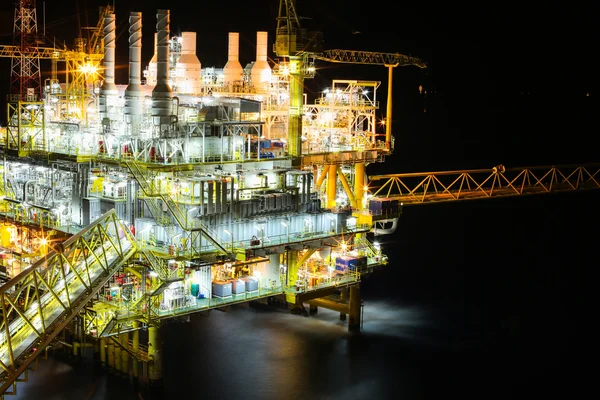 Offshore oil and gas production and exploration business. Production oil and gas plant and main construction platform in the sea. Energy business. — Stock Photo, Image