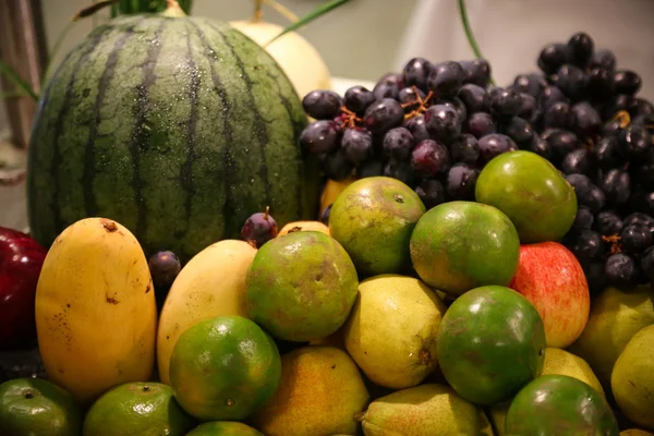 Arte abstracto mercado fondo frutas sobre un fondo de madera, Frutas en el mercado . — Foto de Stock